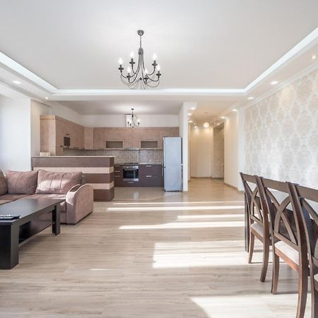 יירבאן 2 Bedrooms 2 Bathrooms Large And Lux Apartment Best Location מראה חיצוני תמונה